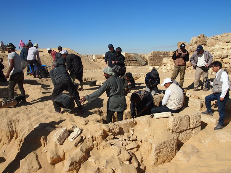 現地の人や日本の仲間など総出で発掘作業にあたる