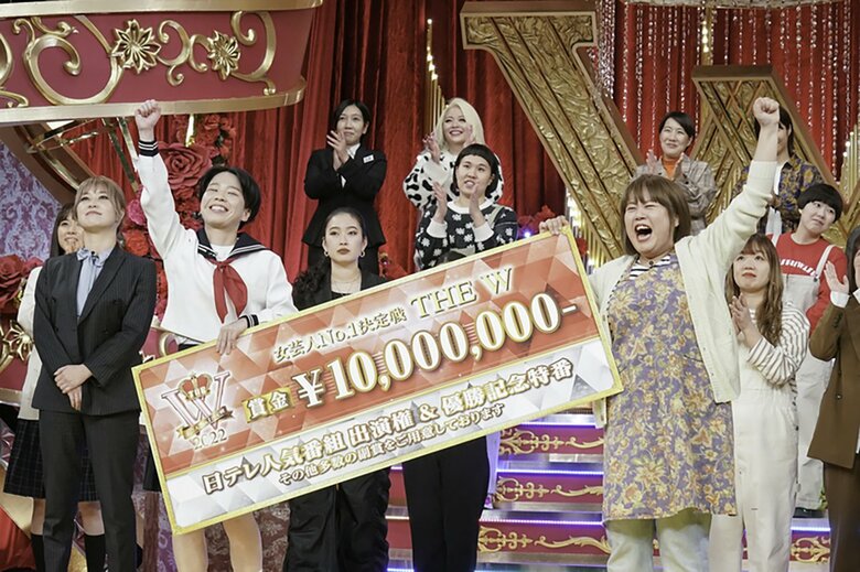 「女芸人No.1決定戦 THE W 2022」で優勝を果たした、天才ピアニスト（竹内知咲、ますみ）／(c)FANY マガジン