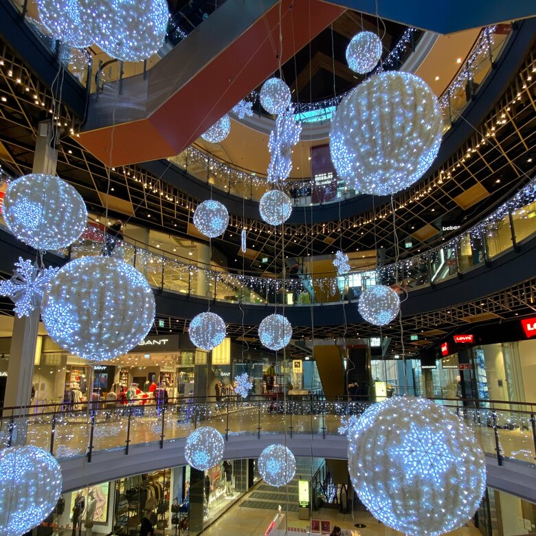 クリスマス時期のフィンランドのショッピングモール。雪の結晶のイルミネーションが綺麗