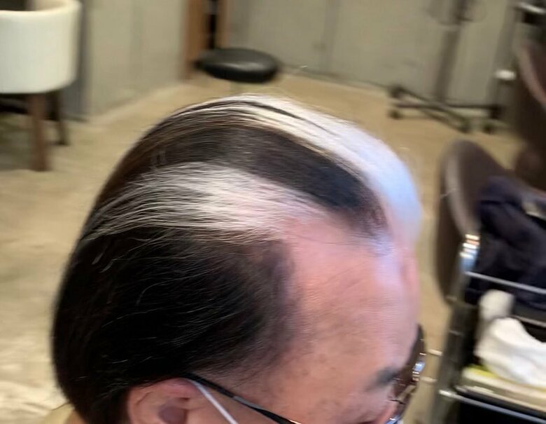 トレードマークのメッシュのヘアスタイル