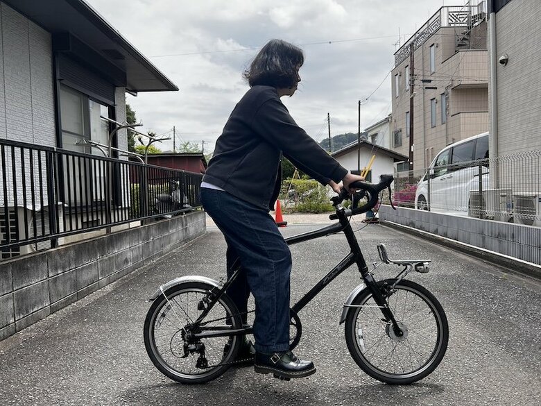 【正しく高さを調整したサドル】ペダルを下にして足を乗せたときに膝が軽く曲がるくらいがベスト