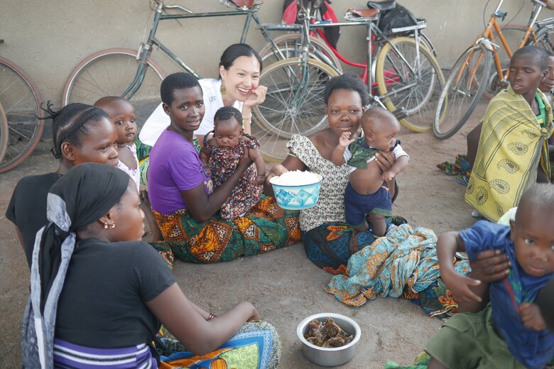 一緒に子育てをする現地のお母さんたち