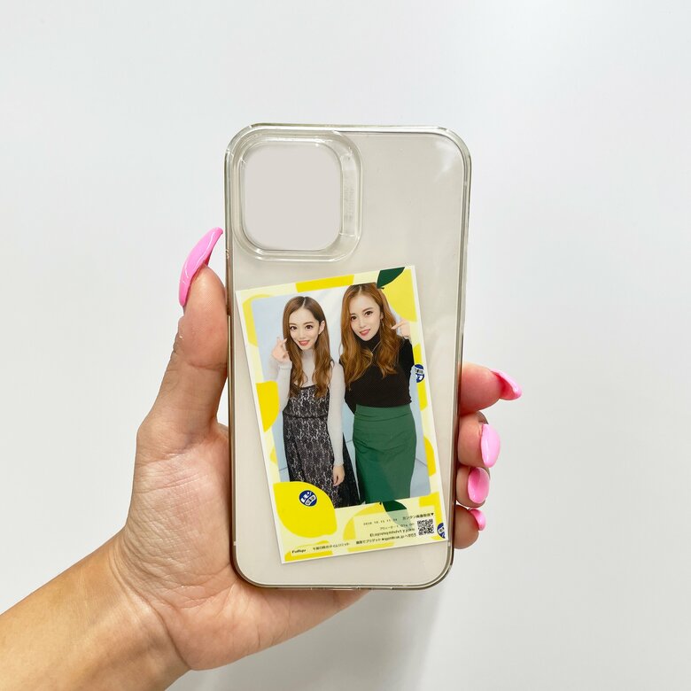 透明のスマホケースに入れて持ち歩く人も