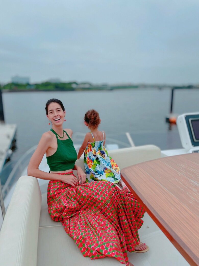 ビビットカラーのファッション姿でクルージングを楽しむ森さんとお子さん。おしゃれ！