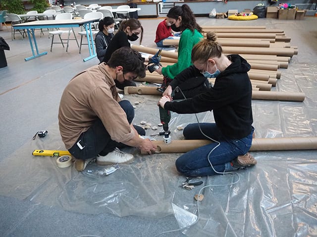 紙管を作るボランティアスタッフ　撮影／Voluntary Architects' Network