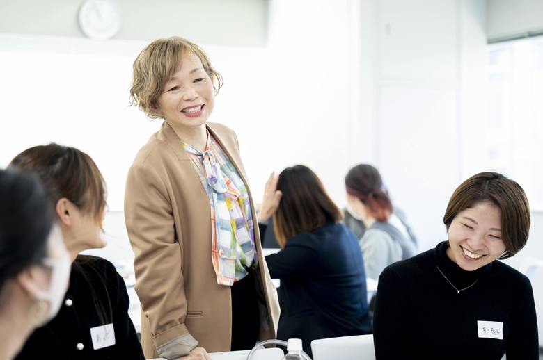 現在の片づけ講座の様子。受講生たちと笑顔いっぱいのコミュニケーションが特徴