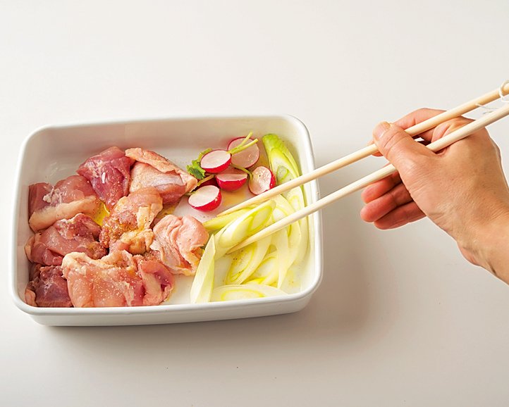 鶏肉、長ねぎ、ラディッシュに塩、こしょう、オリーブオイルをからめる。