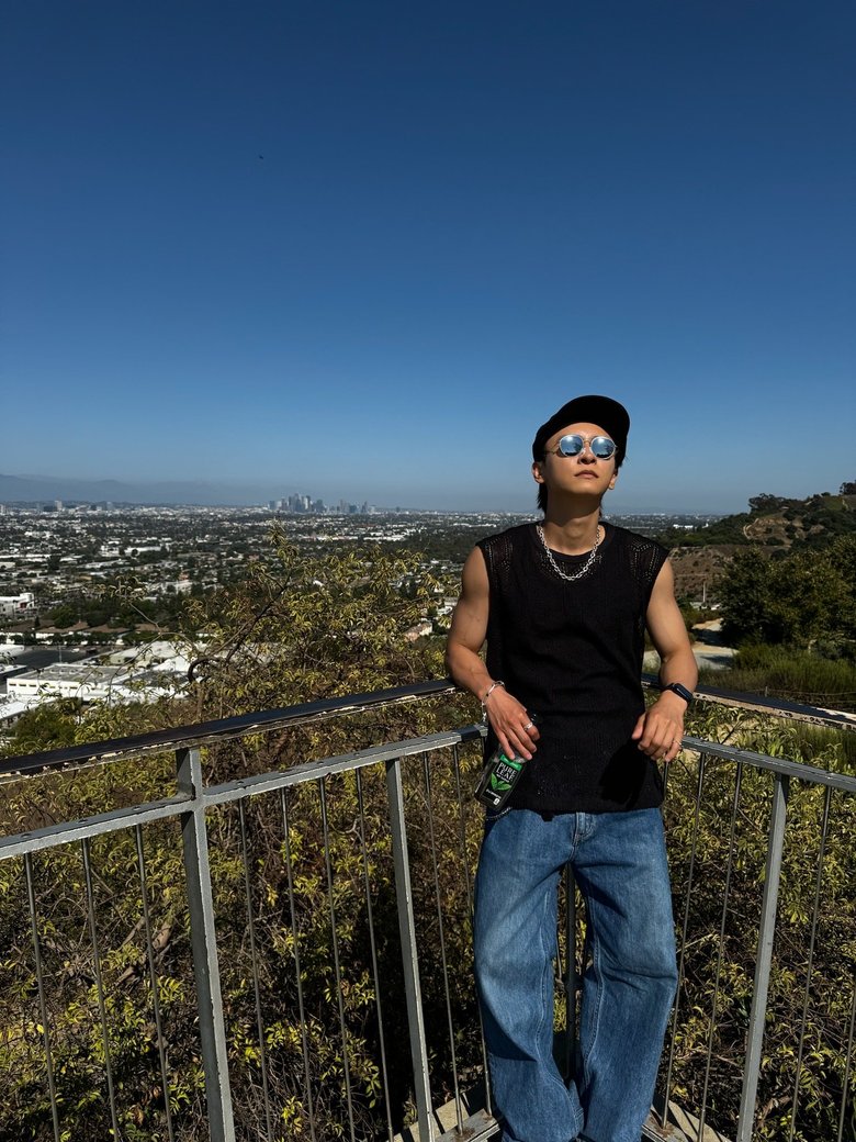 ロサンゼルスの街の景色をバックに