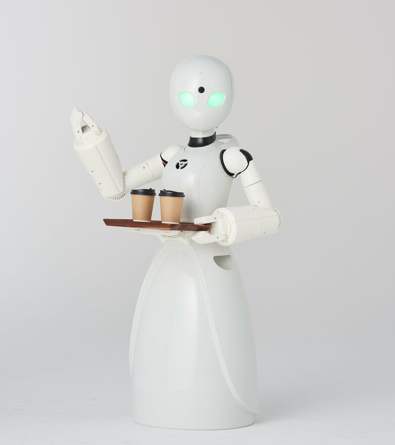 カフェで接客するOriHimeはコーヒーをお客さんの元へと運ぶこともできる