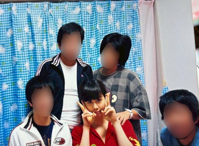 16歳で上京したての頃。お父さんは本当は反対していたことを後に知るも、応援してくれた家族