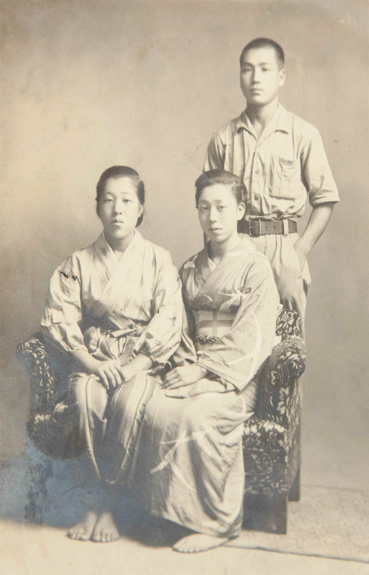 お姉さんとその夫と写るモンペ姿の草間千恵子さん(左)
