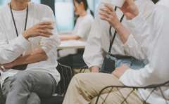 4人以上の会話が苦痛…話題に割って入るポイントに「たったそれだけ？」