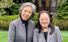 《大河の題字が話題》ダウン症の天才書家・金澤翔子 82歳の母が終活を考え始め「40歳でカフェ店員」を始めた現在