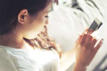 長時間スマホで「ストレートネック」に…セルフチェックと改善法