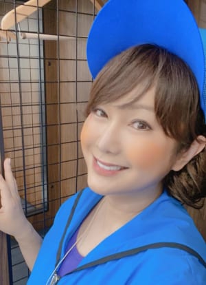 ブルーの衣装でパラリンピックの開会式に臨んだはるな愛さん