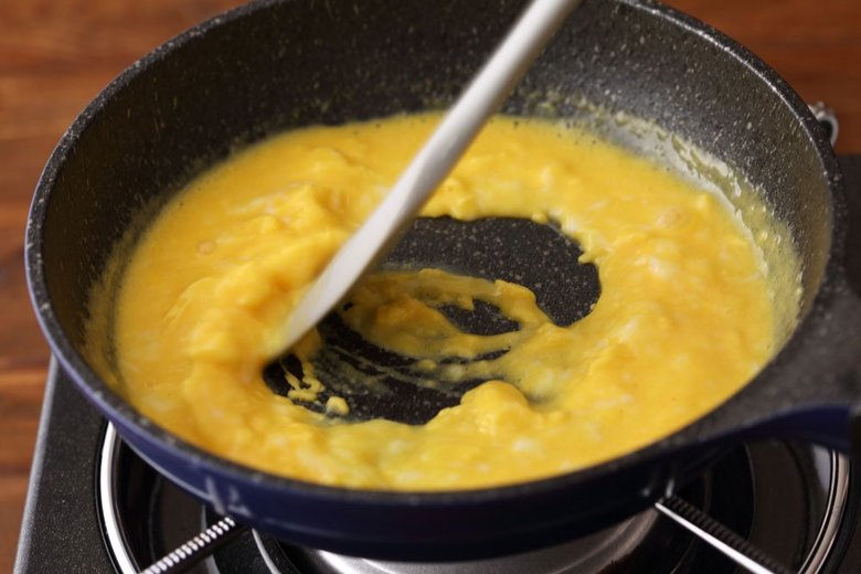 スクランブルエッグを仕上げているところ