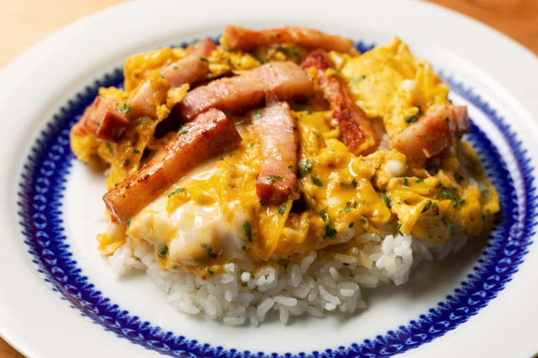 タサン志麻さんの「カリカリベーコンとトロたま丼」レシピ