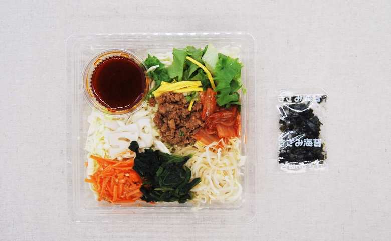 ファミマのおすすめサラダ「1/2日分の野菜が摂れるビビンバ風サラダランチ」のアップ画像