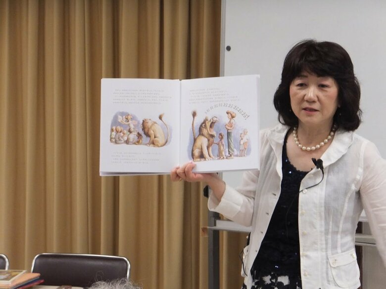 翻訳を担当した絵本『としょかんライオン』（岩崎書店）の読み聞かせを行う福本さん