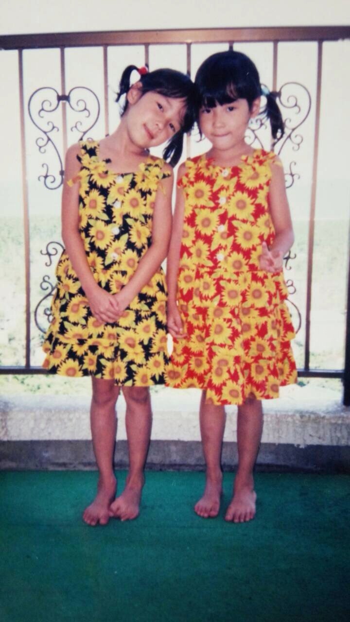 幼少期の奈津子さん（写真左）と双子の妹の亜希子さん（写真右）