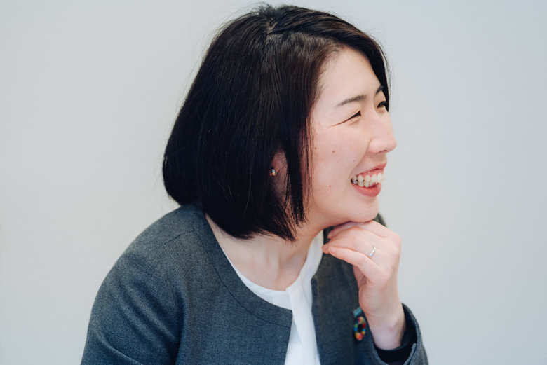 窪園 彩（くぼぞの あや）さん／人事部給与厚生チーム兼ダイバーシティ＆インクルージョン推進チーム主任。2016年に入社後、人事部給与厚生チームに所属。給与計算、福利厚生、ダイバーシティ＆インクルージョン推進業務を担う。