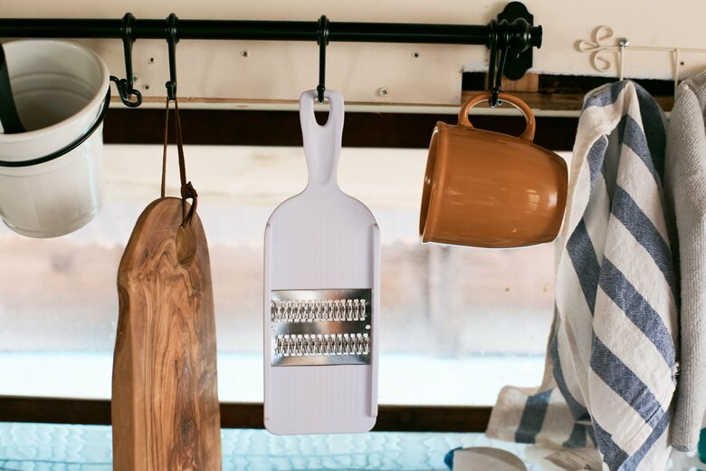 ▲貝印の「SELECT100 せん切り器」。押し引きの両方の動作が可能なため、ほどよい太さのせん切りが素早くできる。