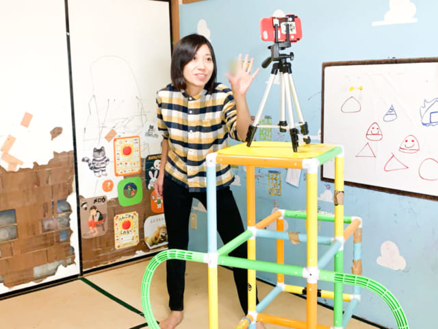 自宅でTikTokの撮影をする竹田さん