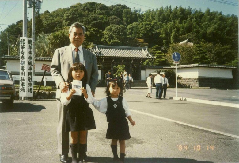 子どものころは妹（写真右）と一緒に会社の社員旅行にも連れていってもらった