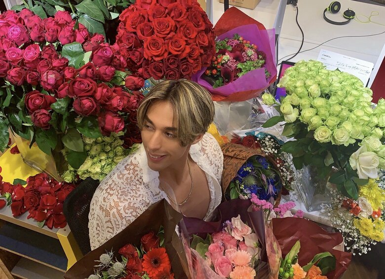 色とりどりの美しい薔薇に囲まれる當間ローズさん