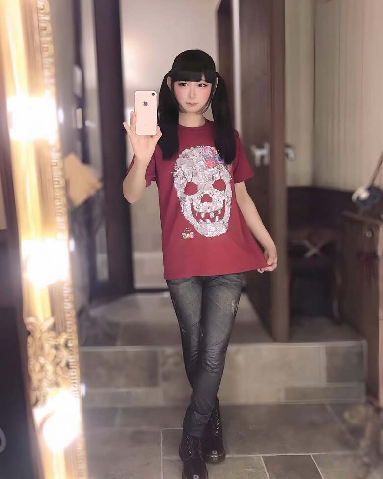 通常はキラキラロリータファッションだがカジュアルな服も着こなす