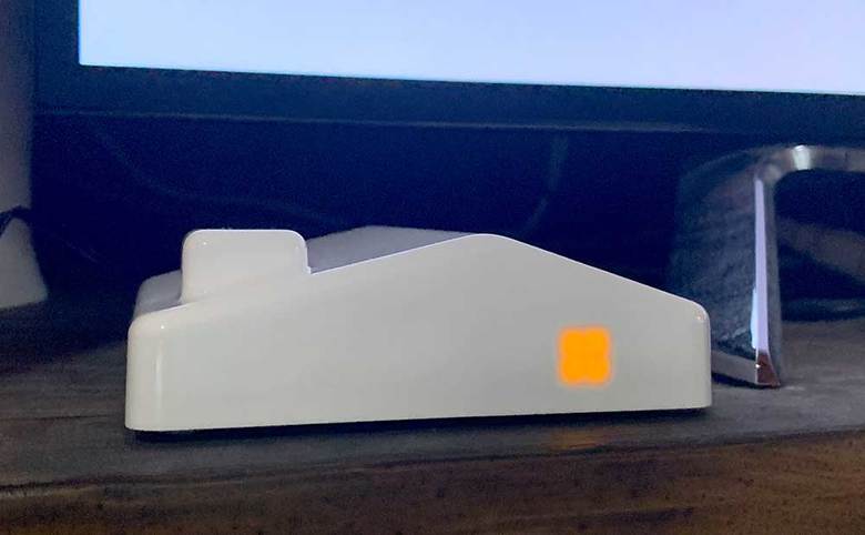 ▲受信ボックスは家の形をしており、サイズは幅125×高さ40×奥行き130mm。写真や動画が届くと窓がオレンジ色に優しく点灯する