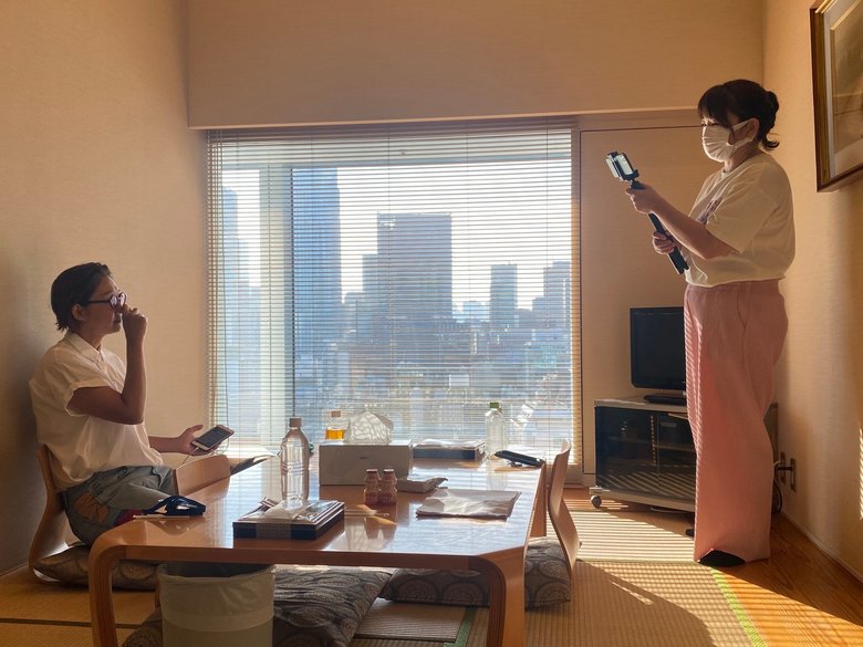 コンビで動画の撮影中