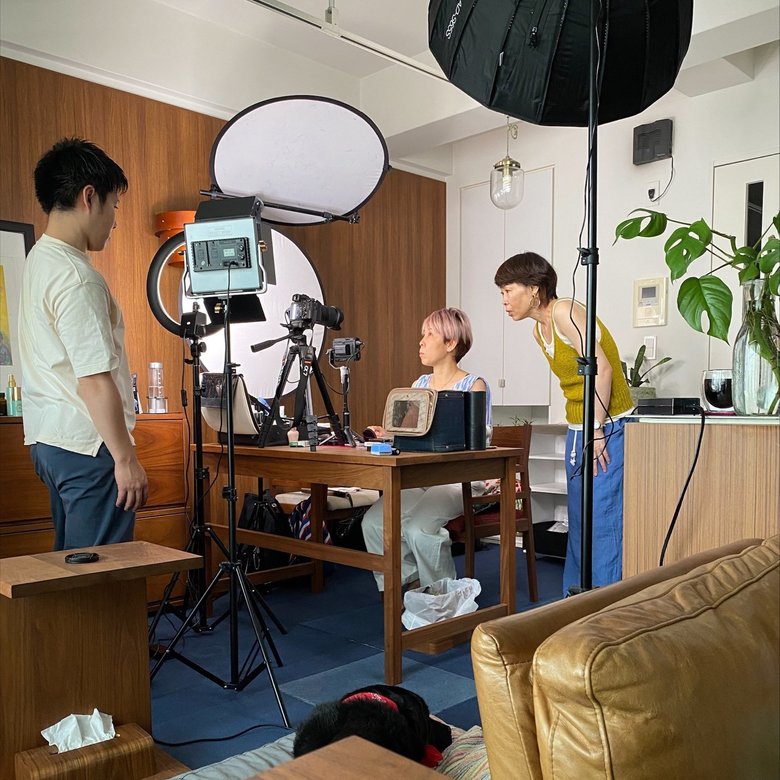 YouTubeで使用する動画を撮影中の化け子さん