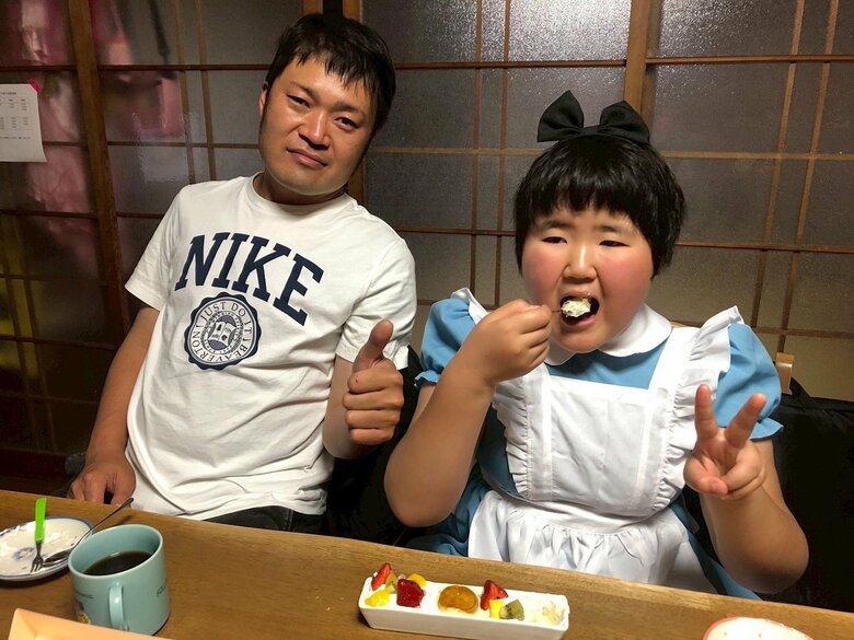 ハロウィーンにアリスの衣装を着るゆいなさん（小3のころ）。お父さんと