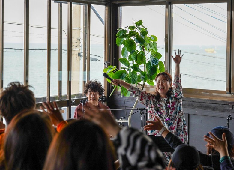 ソロアーティストとしても活躍する玉城千春さん