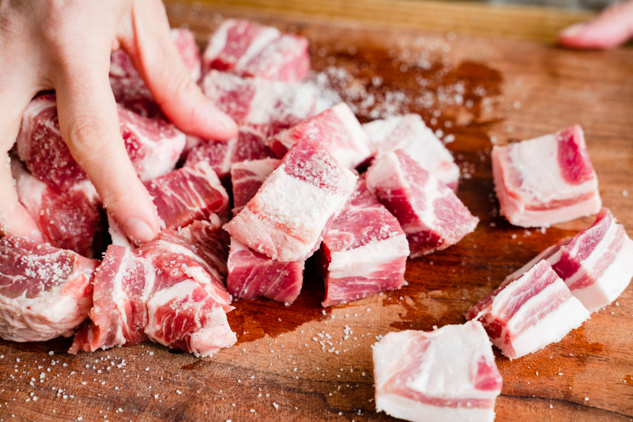 豚肉に塩で下味をつけているところ