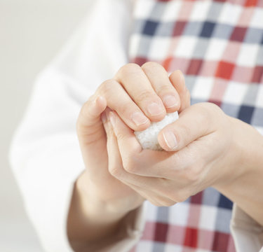 「貧乏くさいからやめてほしい!?」 ママ友との外出“おにぎり持参”問題に反響続出