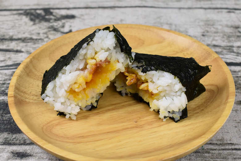 セブンイレブンの人気おにぎり「香ばしベーコンととろーりたまご」のアップ画像