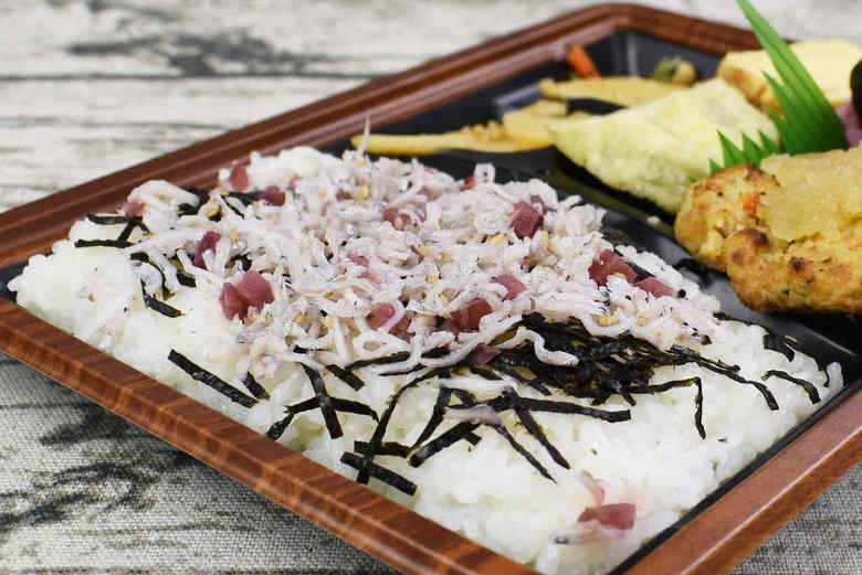 ローソンの人気弁当「しらす梅ご飯幕の内弁当」の実物画像04
