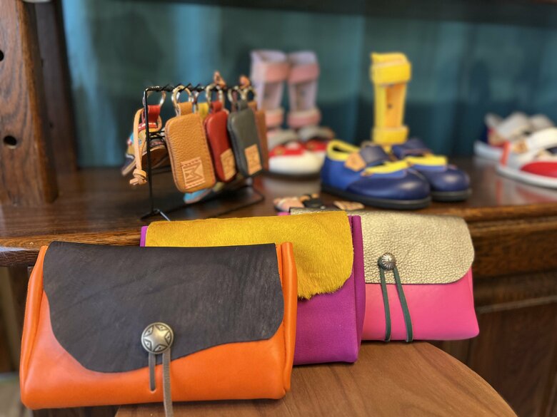 カラフルな手帳入れケース