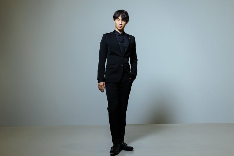 抜群のスタイルと長い手足に思わずため息