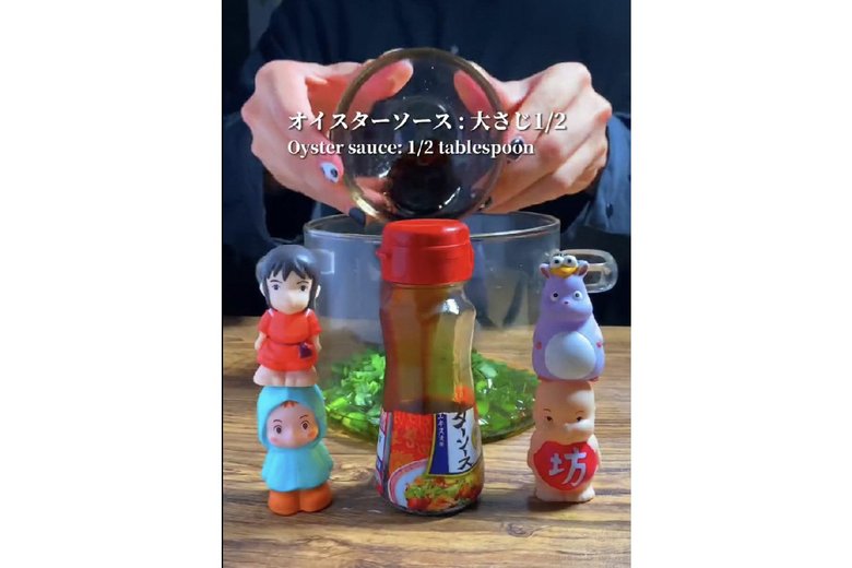 【作り方6】オイスターソース大さじ1/2を投入