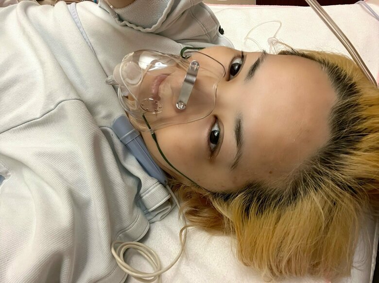 手術後に病室で横になる希良梨さん