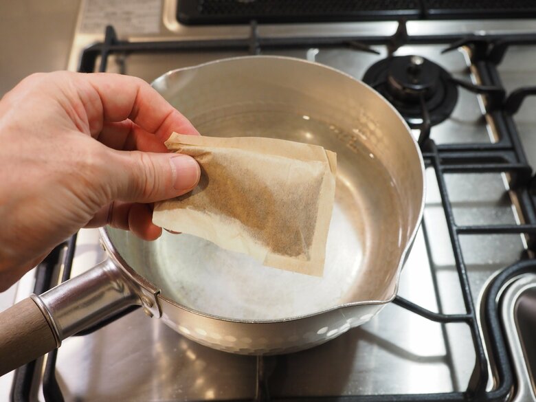 5・鍋に水650mlと出汁パック2を入れて火にかける。煮立ったら3～5分弱火で煮出す。出汁が出たら出汁パックを軽く絞って取り出す