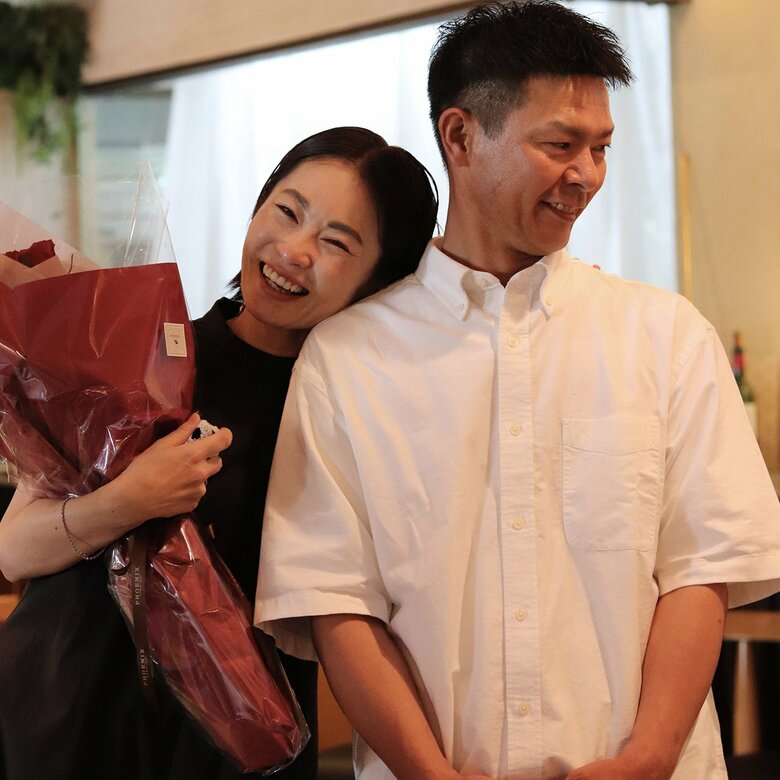 書籍の出版記念パーティーでご主人と