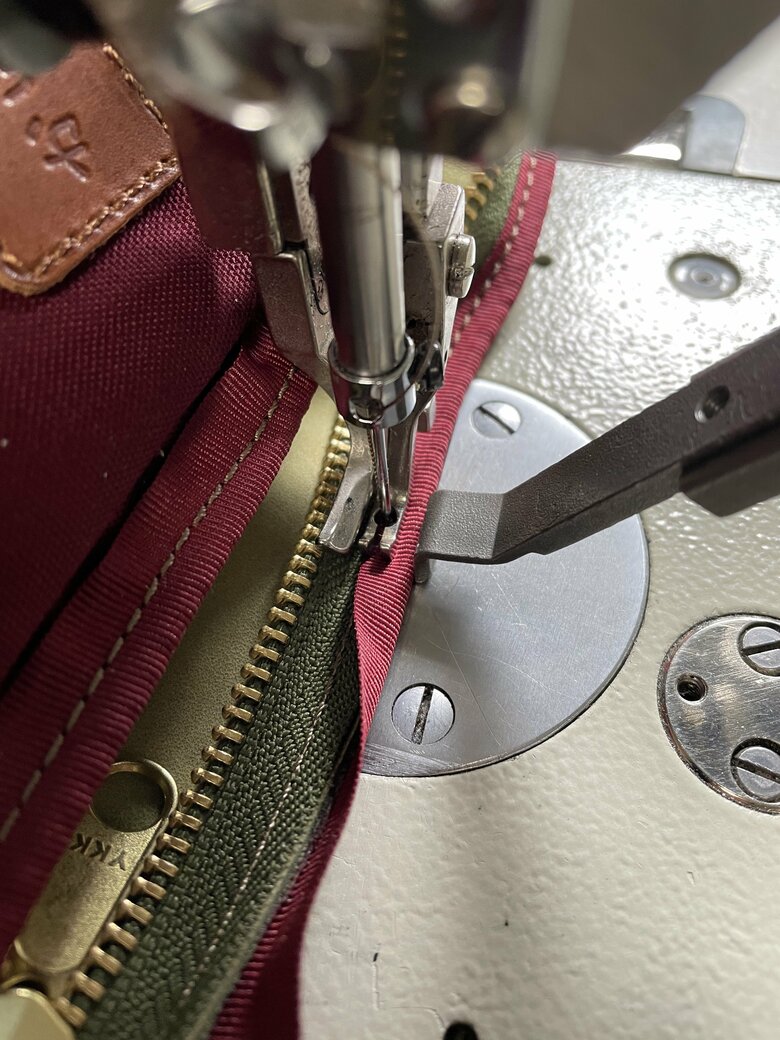 ミシンで丁寧に縫製