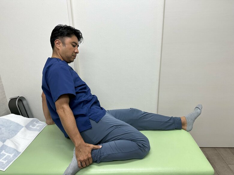 成長痛や足の痛みを防ぐストレッチ①左足をまっすぐ伸ばした状態で右足を正座するように折り曲げ、右前太ももの筋肉を伸ばす。反対側も同様に