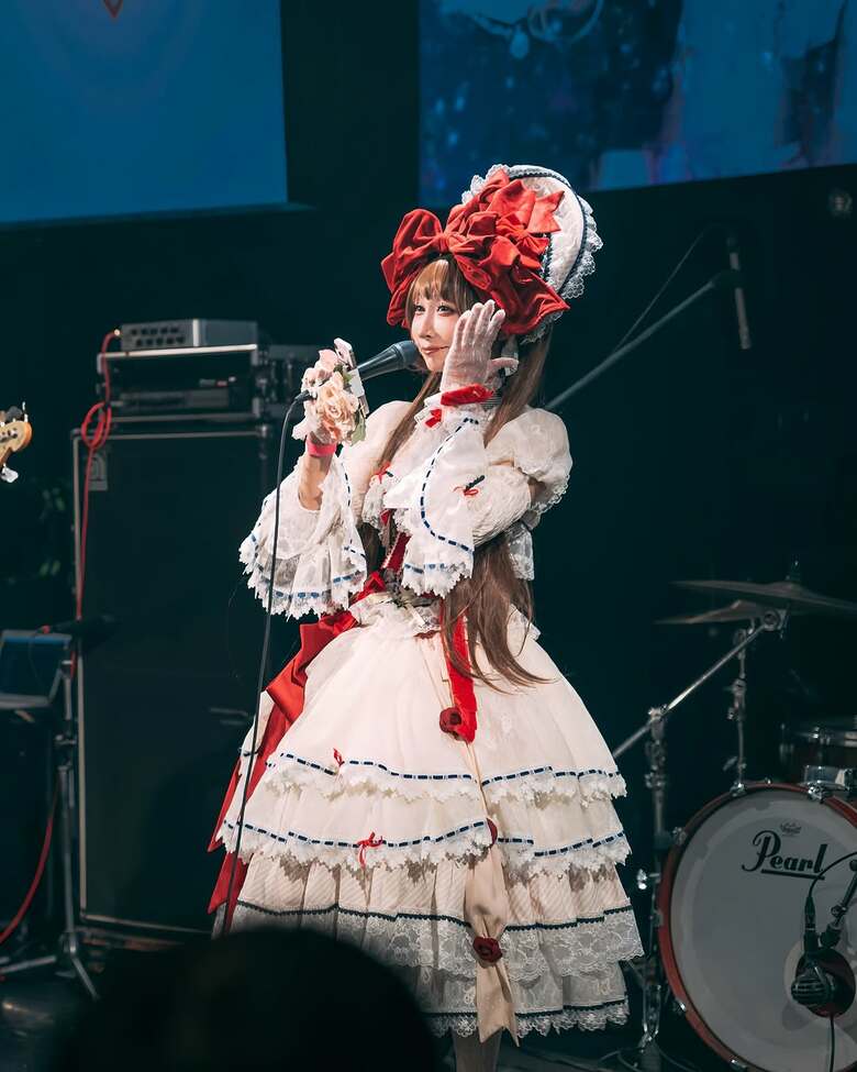 奇抜なアレンジと高音のファルセットボーカルが特徴で昭和歌謡をベースとしたロックバンドのボーカルを担当する谷さん