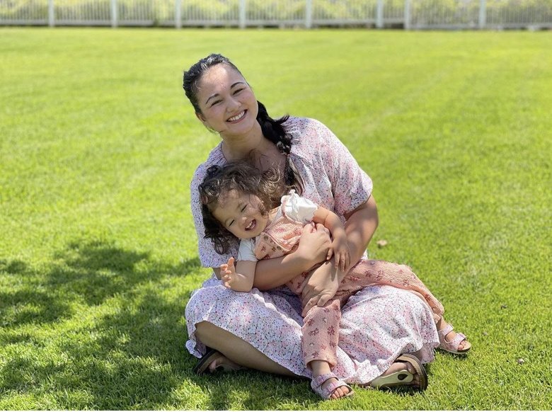 第三子の次女・るーちゃんを笑顔で抱きかかえるローラさん