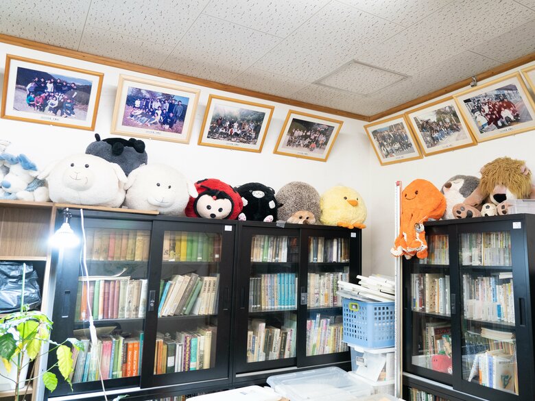 職員室には歴代卒業生たちの写真が飾ってある